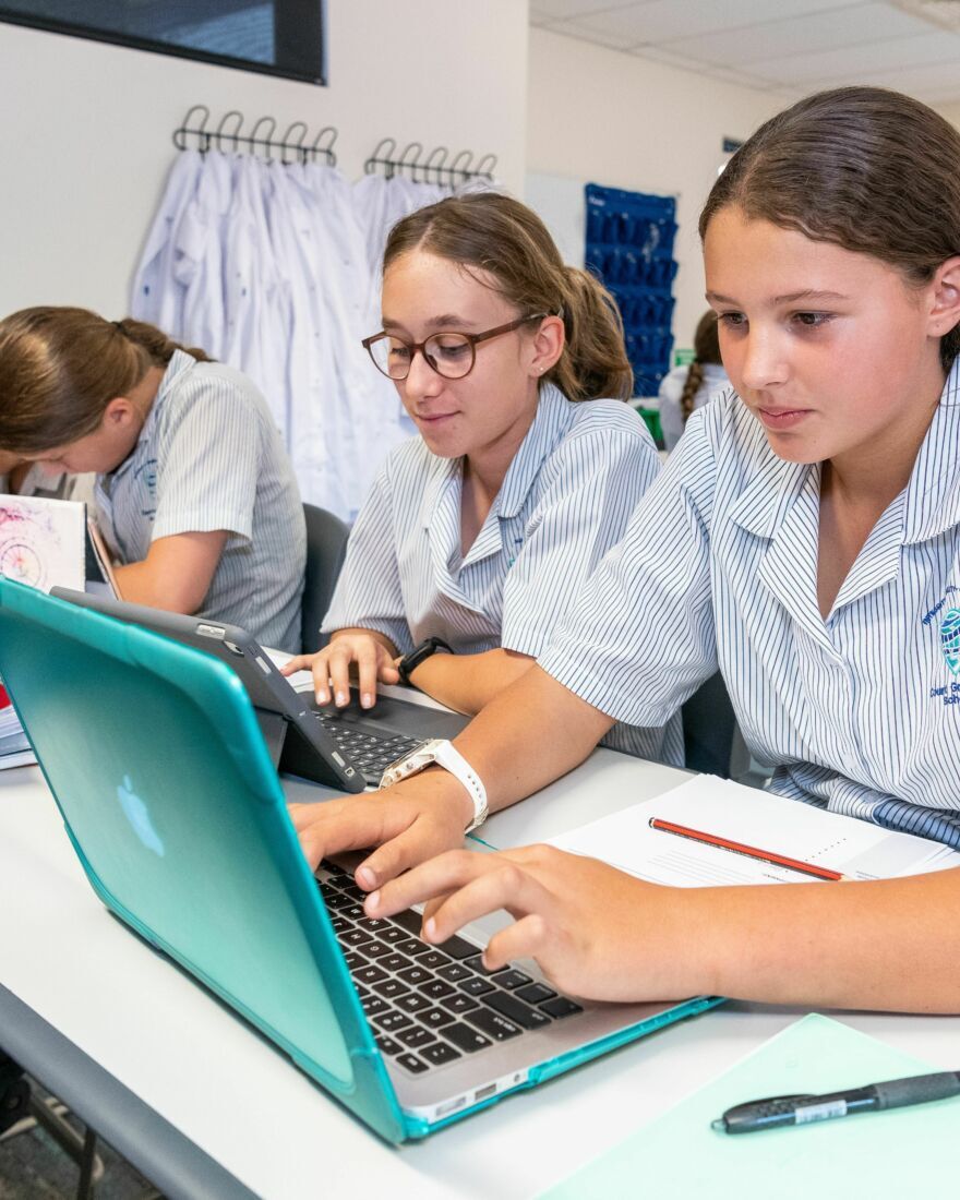 Court Grammar School }}